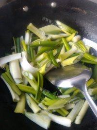 很有食欲的大葱炒腊肉做法图解7)