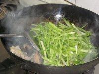 家常菜芹菜木耳炒肉做法图解9)