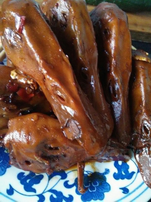 香气浓郁的麻辣鸭头