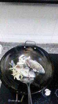 营养美味鲜香美味鲫鱼汤做法图解4)