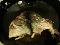 美味的香菜鱼头豆腐汤做法图解3)