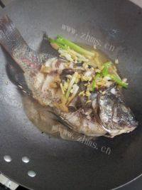 甘脆的红烧罗非鱼做法图解5)