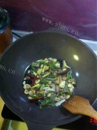 美味的五花肉炖土豆做法图解2)
