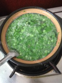 美味的排骨春菜粥做法图解4)