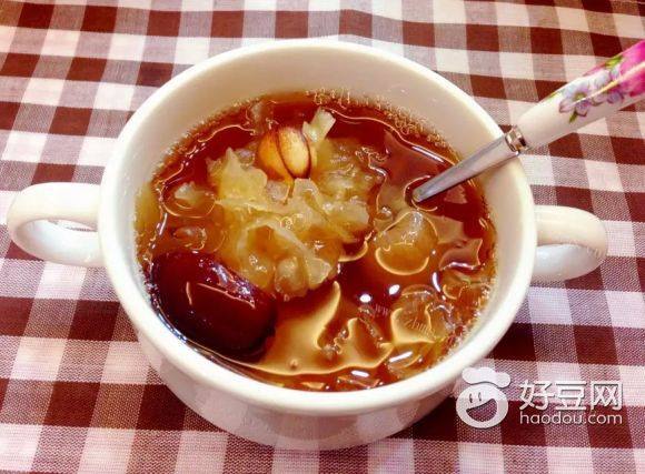 莲子桂圆银耳羹