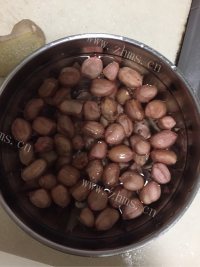 美味的猪蹄花生汤做法图解3)