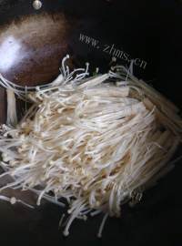 热腾腾的金针菇炒肉丝做法图解3)
