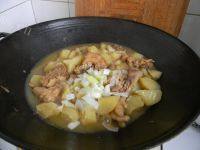 口味极佳的小鸡炖土豆做法图解10)