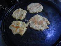 自制豆渣鸡蛋饼做法图解7)