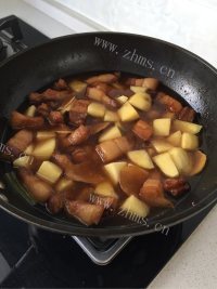 芳香四溢的土豆红烧肉做法图解5)