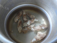 美味油菜蕻面结龙骨汤做法图解3)