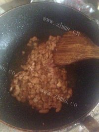 家常菜肉末豌豆做法图解4)