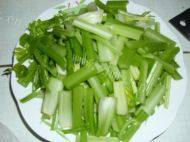 家常菜腊肉炒芹菜做法图解2)
