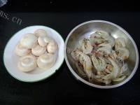 色香味俱全的蘑菇炒虾仁做法图解1)