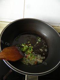 美味的酸豆角肉末盖浇面做法图解3)