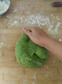 美丽的龙利鱼菠菜面做法图解1)