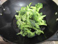 家常菜西兰花炒肉做法图解3)