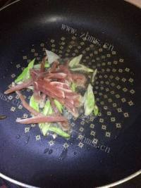 美味营养的蒜苔炒肉丝做法图解2)