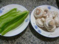 家常菜青椒炒蘑菇做法图解1)