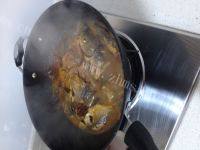 美味的酱焖鲫鱼做法图解9)