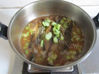 美味的黄骨鱼焖豆米做法图解7)