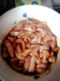 色泽鲜亮的香菇蒸鸡做法图解2)