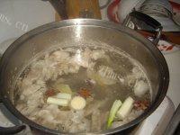 酸菜汆白肉自制做法图解5)