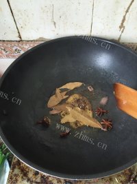 鲜香的红烧猪脚做法图解4)