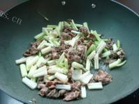 家常菜芹菜炒牛肉做法图解5)