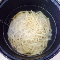 芳香四溢的肉丝面做法图解10)