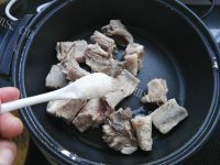 色香味俱全的排骨炖豆角做法图解2)