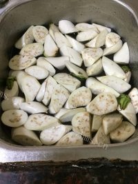 色香味俱全的油焖茄子做法图解2)