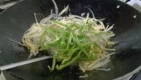 美味的土豆丝炒肉做法图解6)