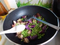家常菜毛豆烧茄子做法图解11)