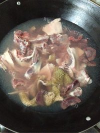 美味的莲藕焖羊肉做法图解2)