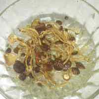 海参茶树菇炖土鸡的做法图解二