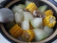 美味的玉米冬瓜排骨汤做法图解7)