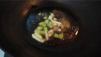 家常菜五花肉炖白菜做法图解6)