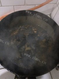 色泽鲜亮的鸡腿炖蘑菇做法图解7)