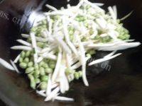 家常菜茭白炒毛豆做法图解5)