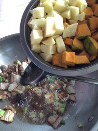 家常菜南瓜炖土豆做法图解11)