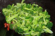美味牛肉炒西兰花做法图解5)