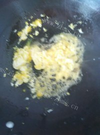 美味的土豆鸡蛋炒方便面做法图解3)