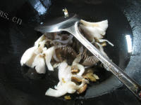 家常榨菜丝平菇煮豆腐的做法图解三