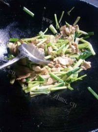 家常菜芹菜炒肉做法图解4)