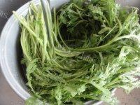 色味俱佳的蒜蓉茼蒿做法图解1)