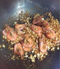 美味的避风塘炒虾做法图解6)