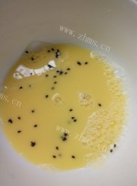 自制黑芝麻鸡蛋饼做法图解3)
