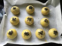 自制紫薯蛋黄酥做法图解15)
