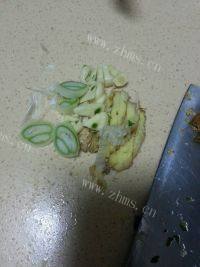 家常菜蒜黄炒肉做法图解1)